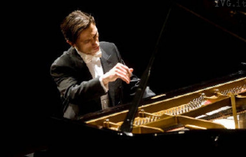 A Sassello il concerto del pianista Alexander Romanovsky - Il Vostro  Giornale