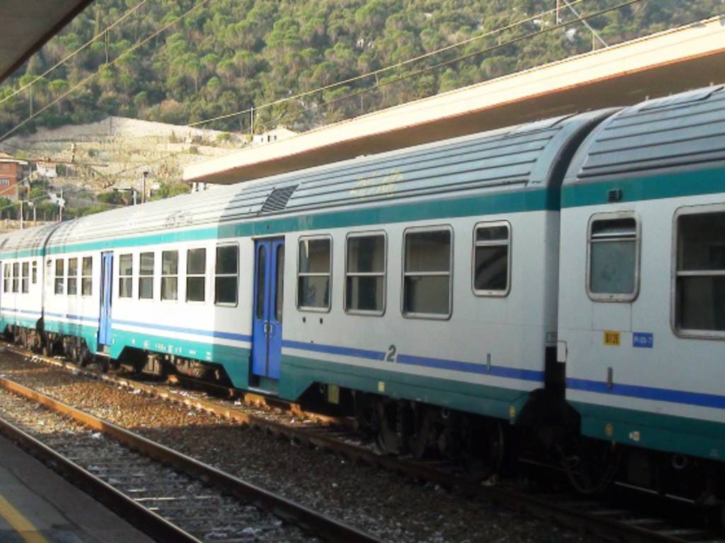 Sesso orale nel bagno del treno, la porta si apre: lei scappa, lui si  richiude dentro - IVG.it