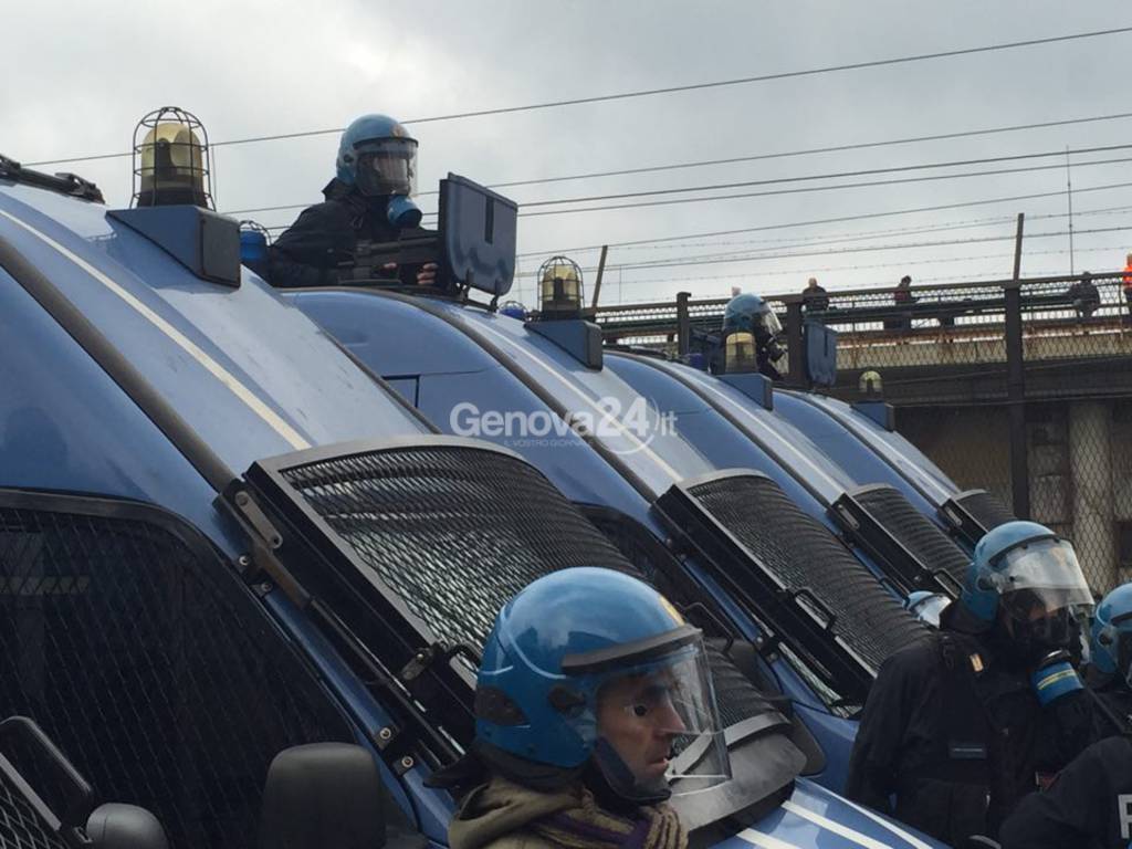 https://www.ivg.it/photogallery_new/images/2016/01/ilva-polizia-in-assetto-antisommossa-321126.large.jpg