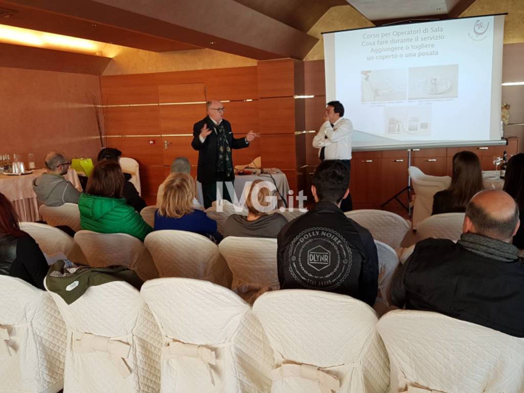 https://www.ivg.it/photogallery_new/images/2019/04/a-loano-un-corso-di-formazione-per-il-personale-di-sala-dei-ristoranti-541436.large.jpg