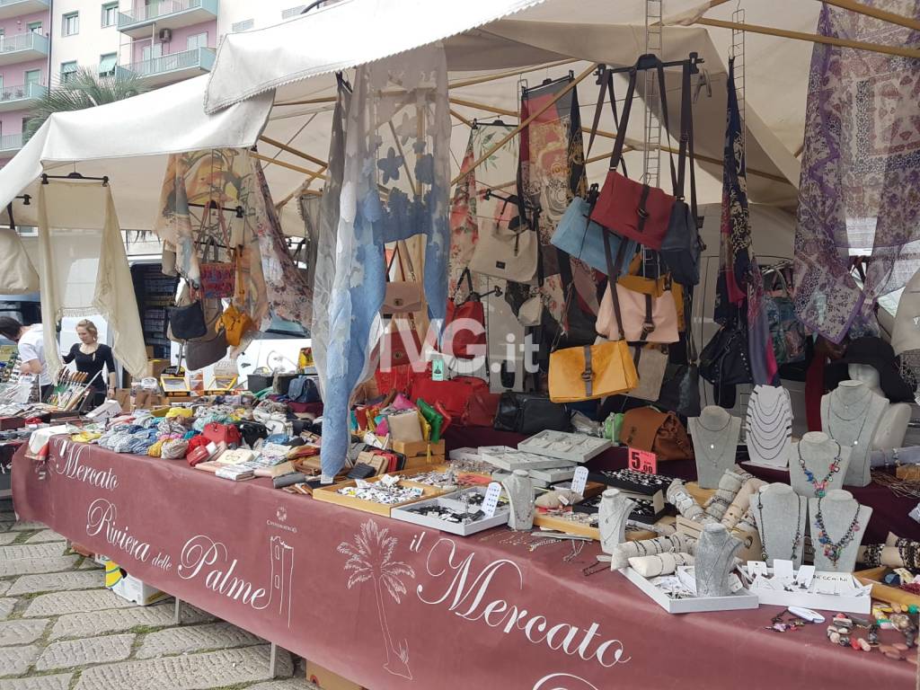 https://www.ivg.it/photogallery_new/images/2019/04/torna-il-mercato-riviera-delle-palme-546587.large.jpg