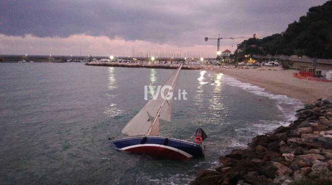 Finale Ligure Barca A Vela Alla Deriva Finisce Contro Gli