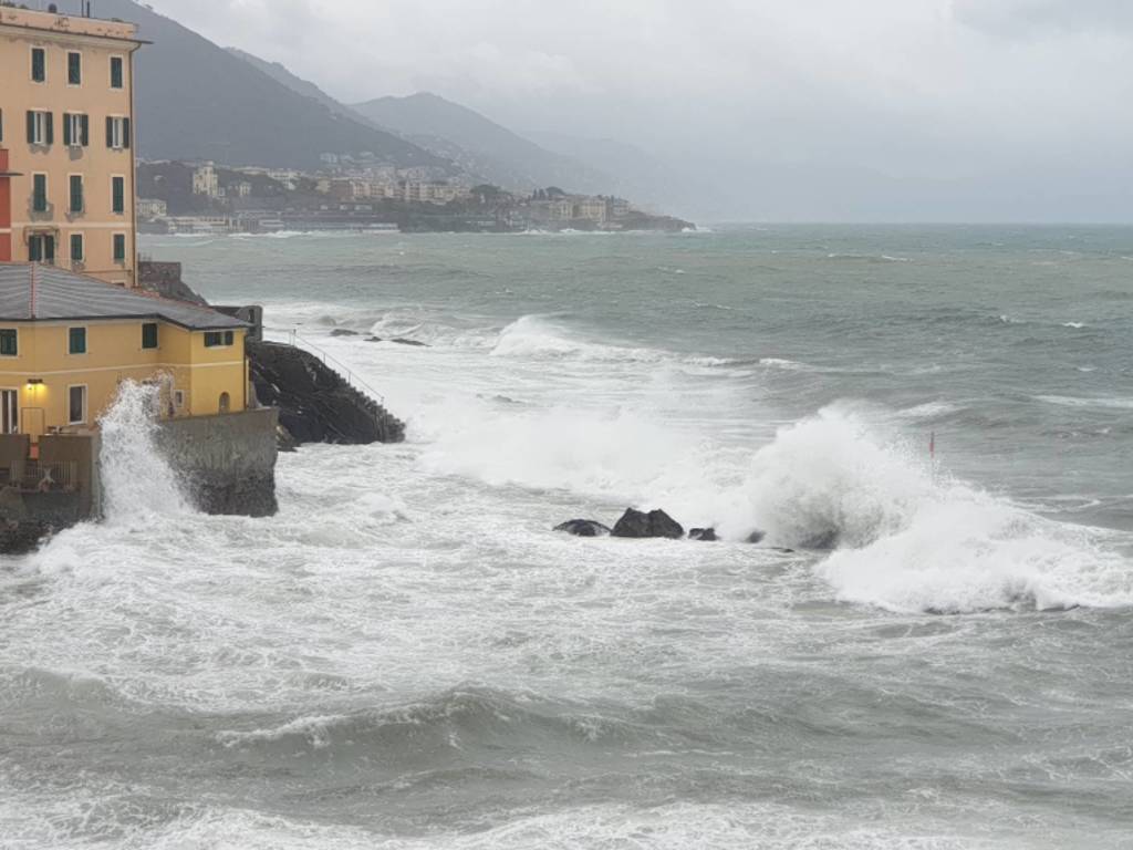 https://www.ivg.it/photogallery_new/images/2019/11/mareggiata-boccadasse-e-corso-italia-23-novembre-2019-593531.large.jpg