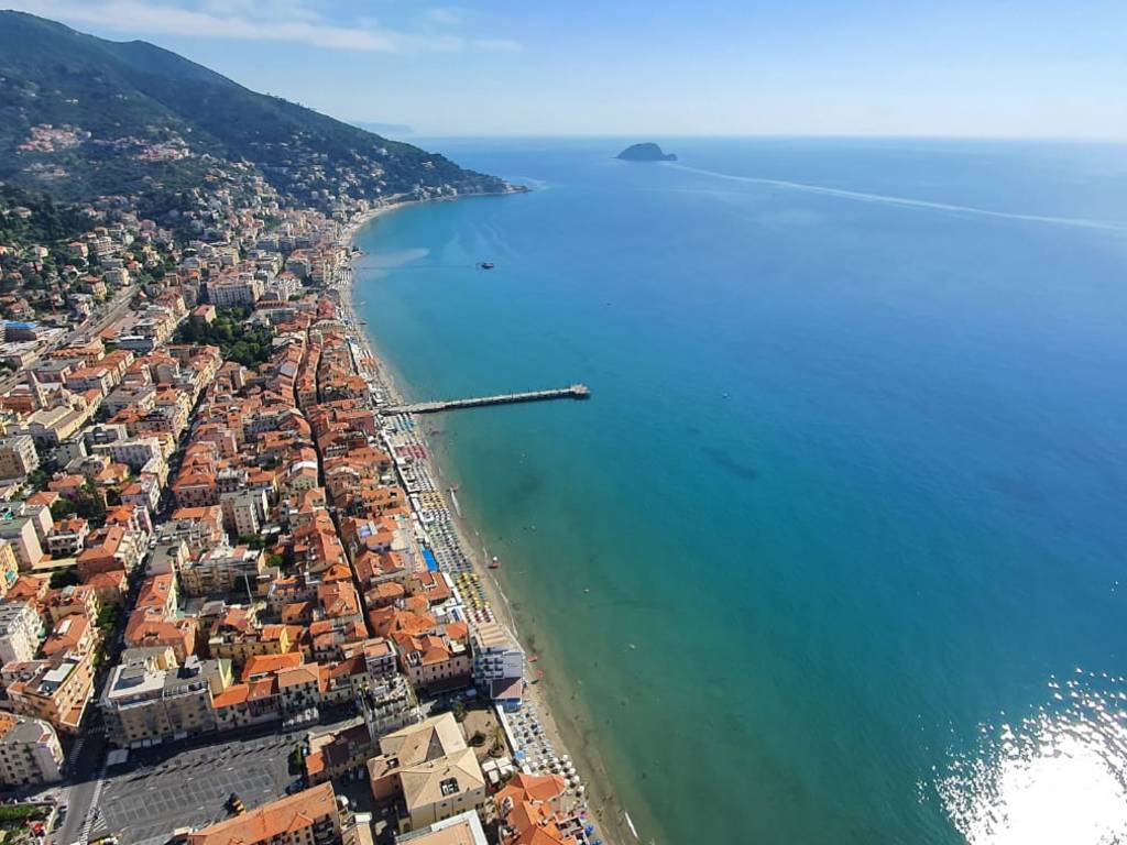 https://www.ivg.it/photogallery_new/images/2020/07/alassio-vista-veduta-dall-alto-generica-637068.large.jpg