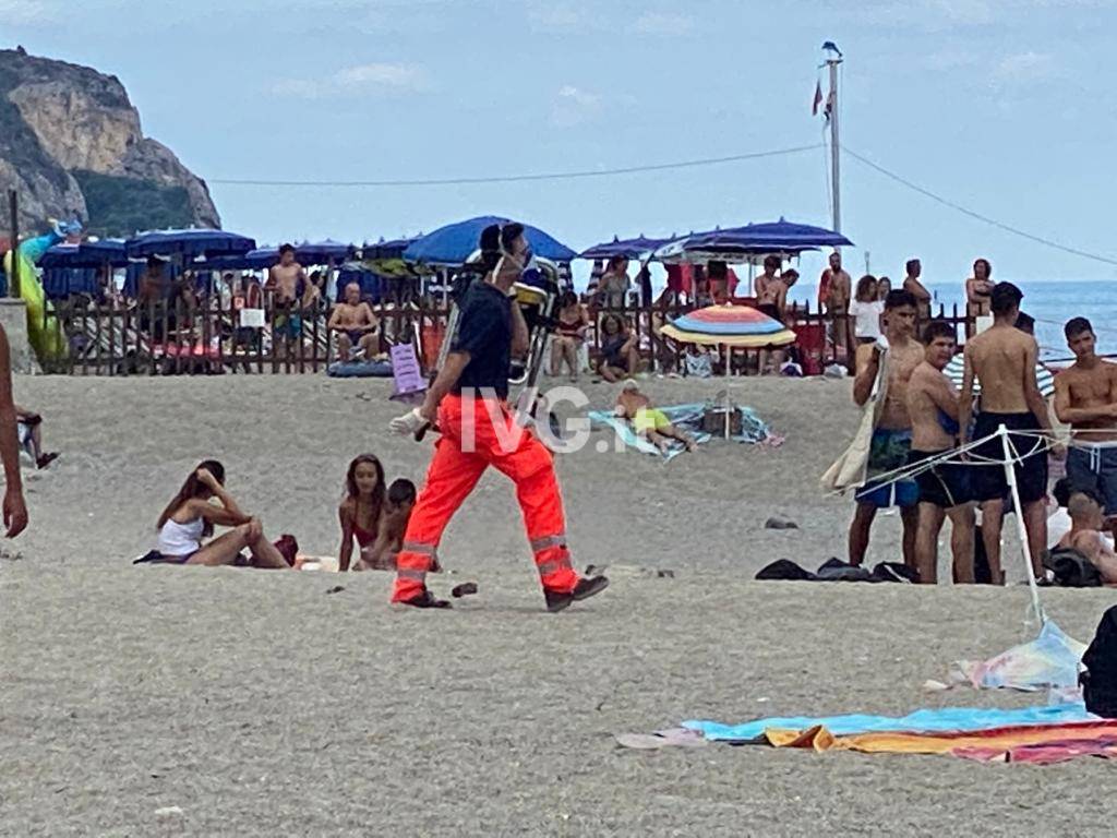 Accusa un malore in spiaggia a Pietra Ligure donna trasportata d