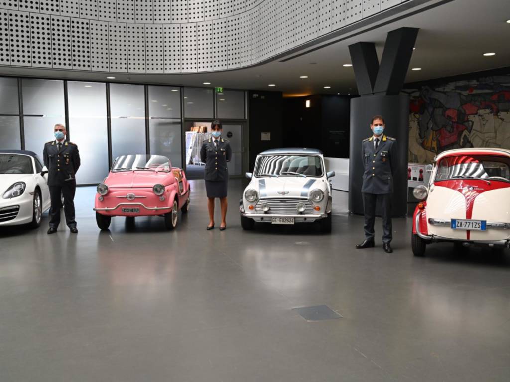 Le auto di lusso confiscate dalla guardia di Finanza donate al Museo dell'auto