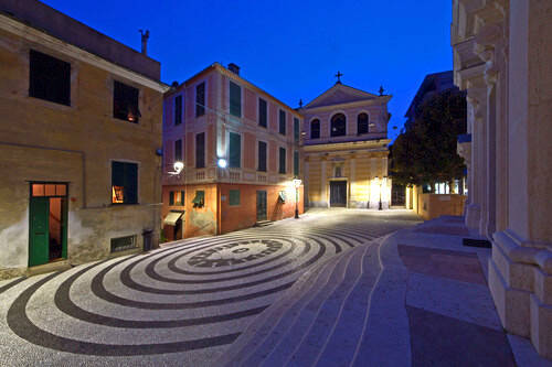 Albissola Marina Piazza della Concordia sera