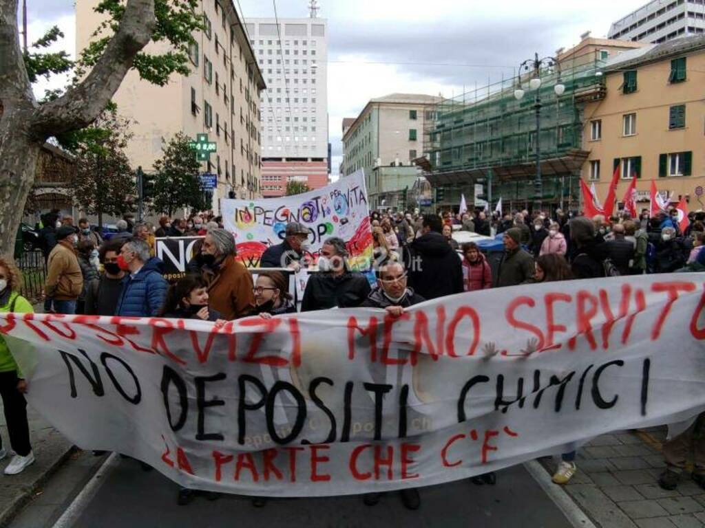 https://www.ivg.it/photogallery_new/images/2022/04/no-ai-depositi-chimici-500-persone-in-corteo-per-le-strade-di-sampierdarena-739963.large.jpg