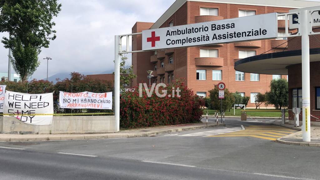 Senza Pronto Soccorso si muore: la protesta "abbraccia" l'ospedale