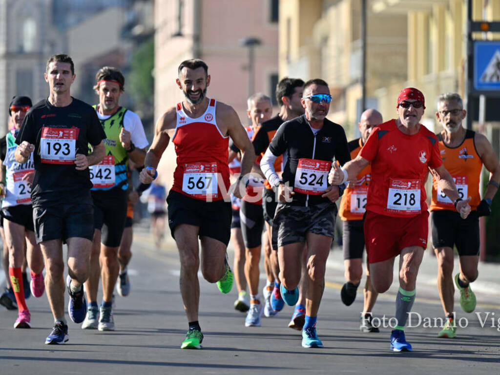 https://www.ivg.it/photogallery_new/images/2022/11/i-colori-della-savona-half-marathon-2022-779081.large.jpg