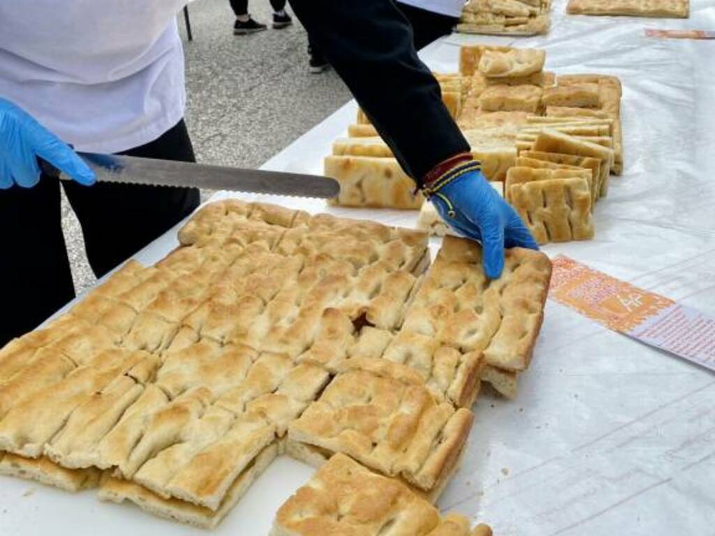 Folla in via XX per la focaccia più lunga del mondo, spazzolata in pochi  minuti da migliaia di persone - Genova 24