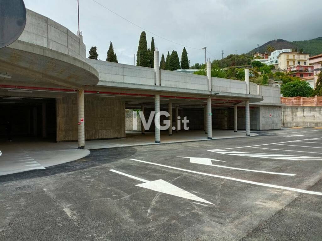 https://www.ivg.it/photogallery_new/images/2023/05/aperto-al-pubblico-il-nuovo-parcheggio-di-via-pera-ad-alassio-805689.large.jpg