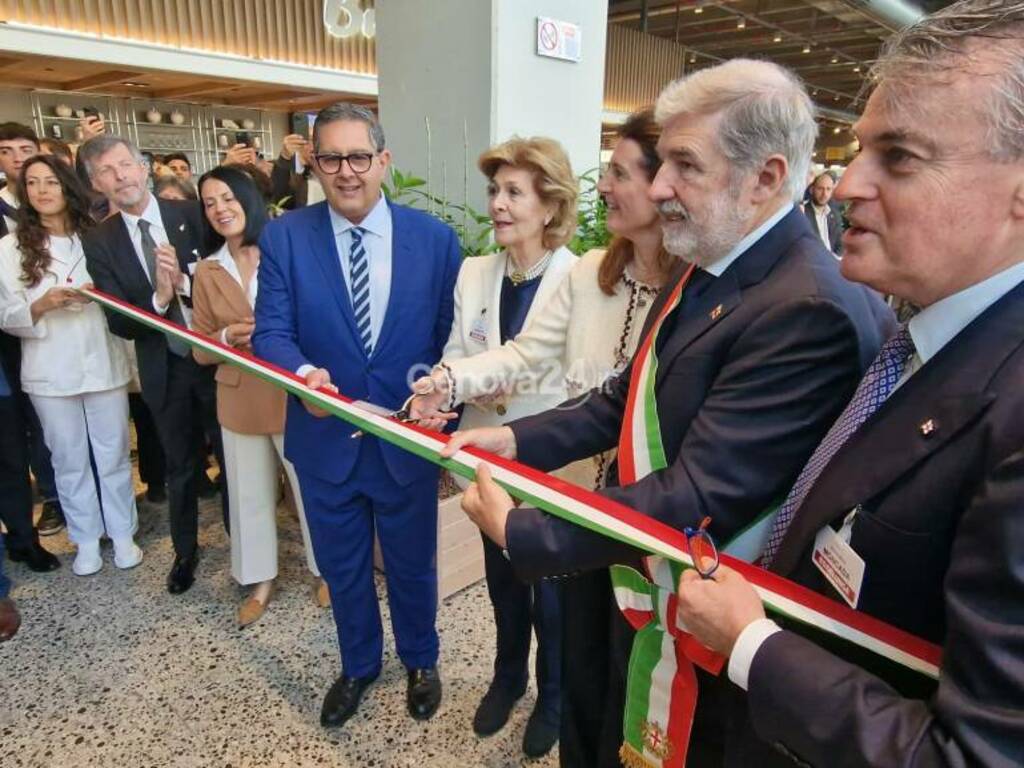 https://www.ivg.it/photogallery_new/images/2023/05/inaugurazione-esselunga-pienone-di-pubblico-e-di-big-per-il-taglio-del-nastro-a-san-benigno-808233.large.jpg