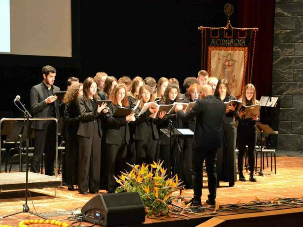 https://www.ivg.it/photogallery_new/images/2023/06/genova-ensemble-vocale-liceo-musicale-pertini-concerto-teatro-carlo-felice-810758.large.jpg