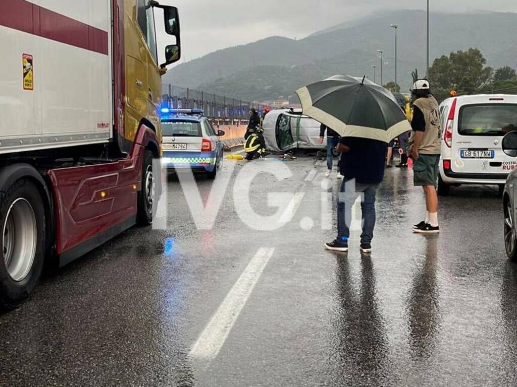 Auto ribaltata sulla complanare di Savona