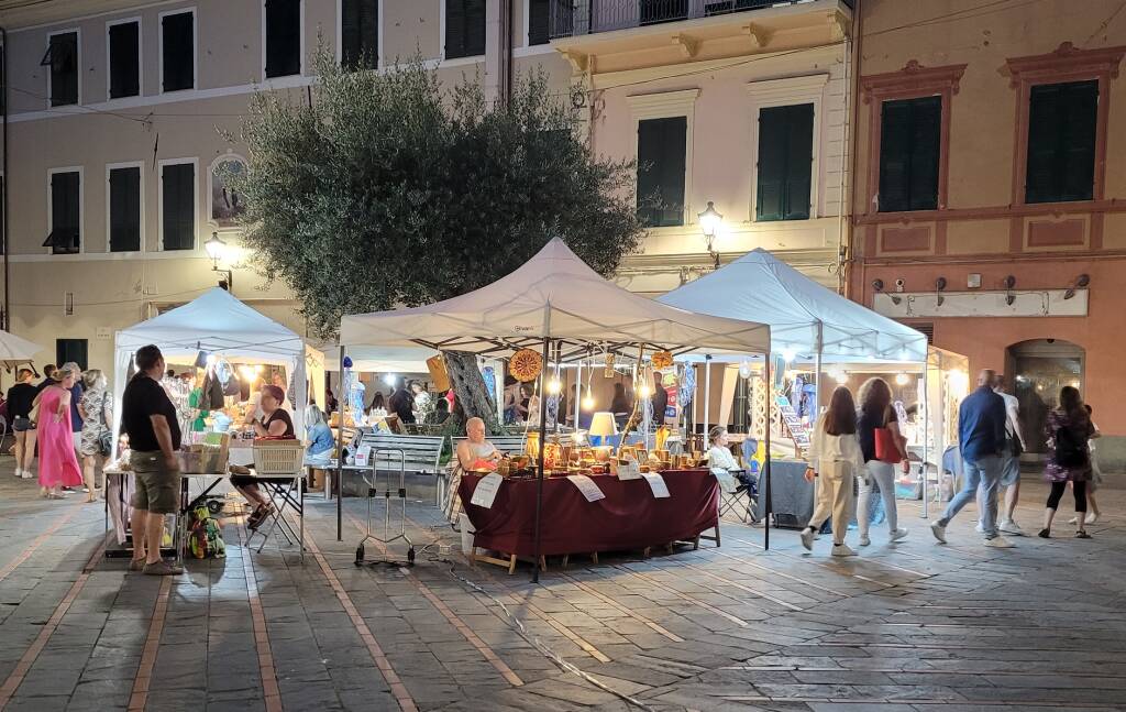 Mercatino piazza Massena Loano