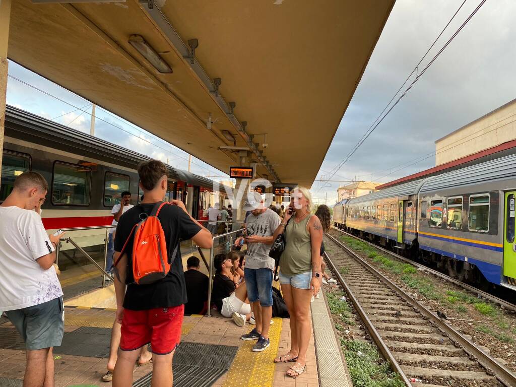 Persona sui binari ad Albenga: circolazione ferroviaria sospesa
