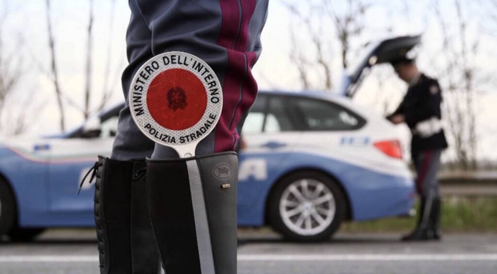 polizia stradale polizia di stato generica agenti auto 