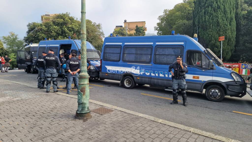 Oregina, tensione per la commemorazione di Norma Cossetto: antifascisti in presidio coi fumogeni