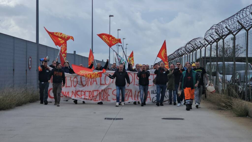 Ex Ilva, i lavoratori bloccano la rotatoria dell'aeroporto