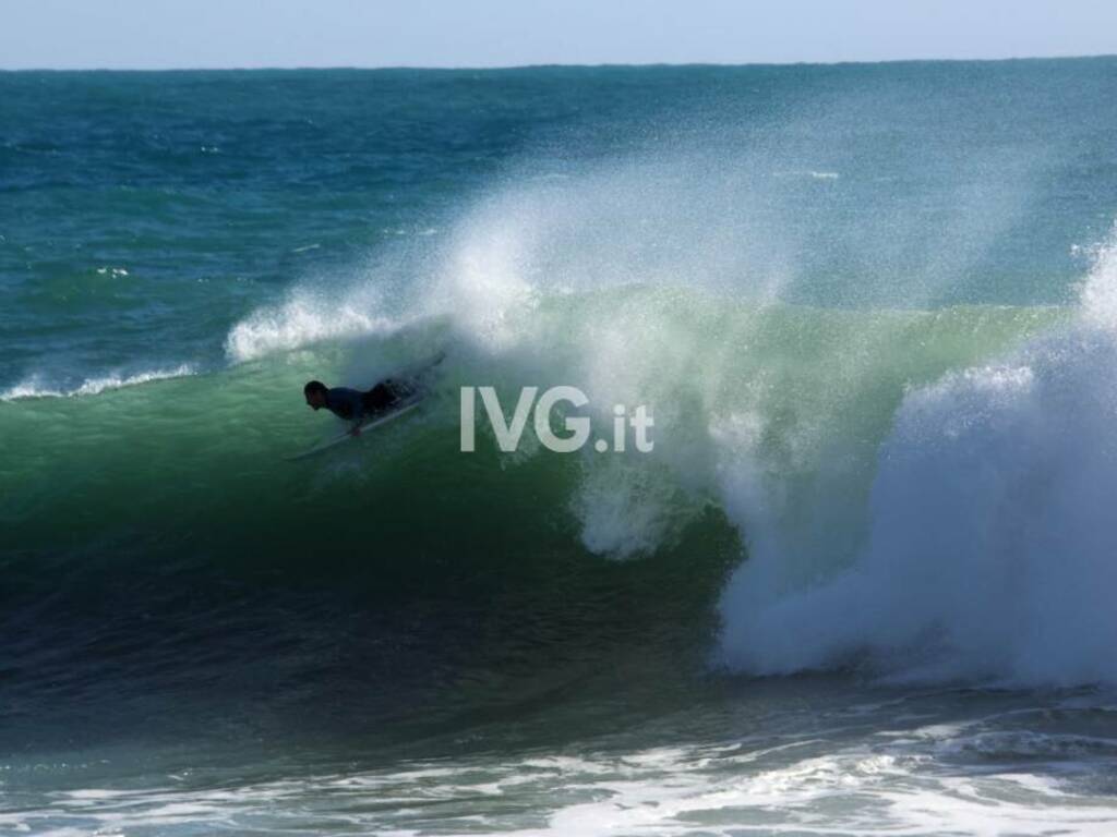 https://www.ivg.it/photogallery_new/images/2023/11/surfisti-mareggiata-834257.large.jpg