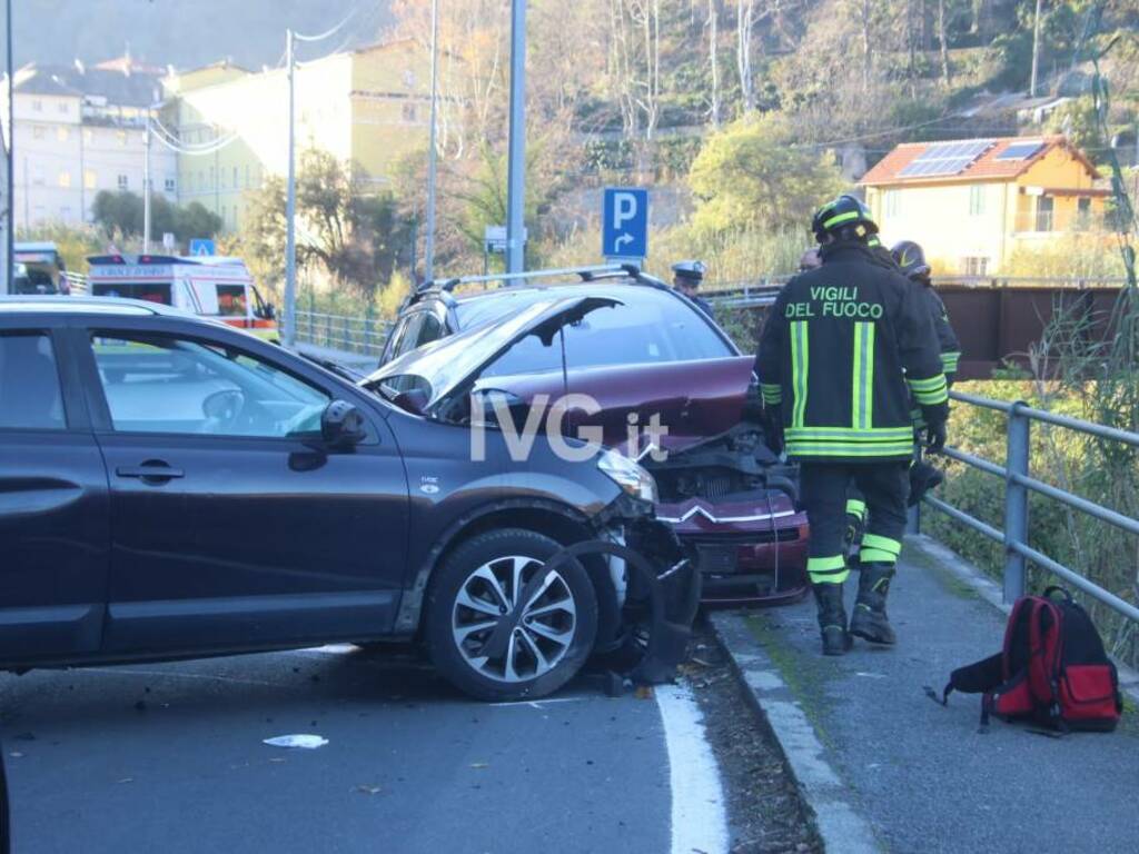 Paura a Savona: auto in retromarcia sfonda il dehors di un bar 