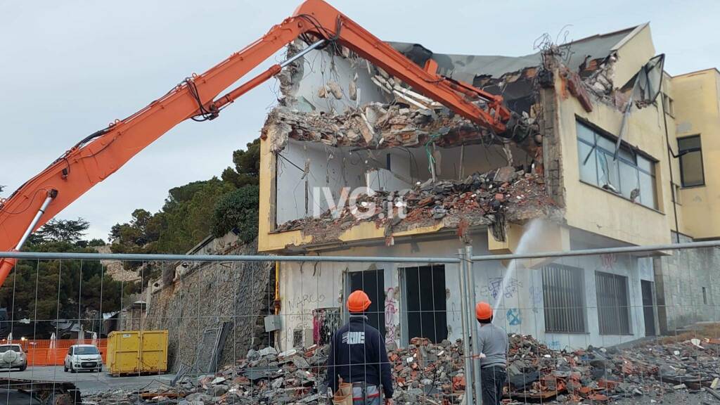 Ex piscina prolungamento via Trento Trieste demolizione