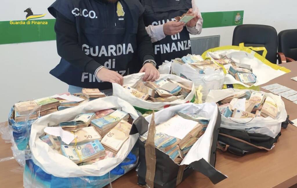 guardia di finanza, sequestro denaro