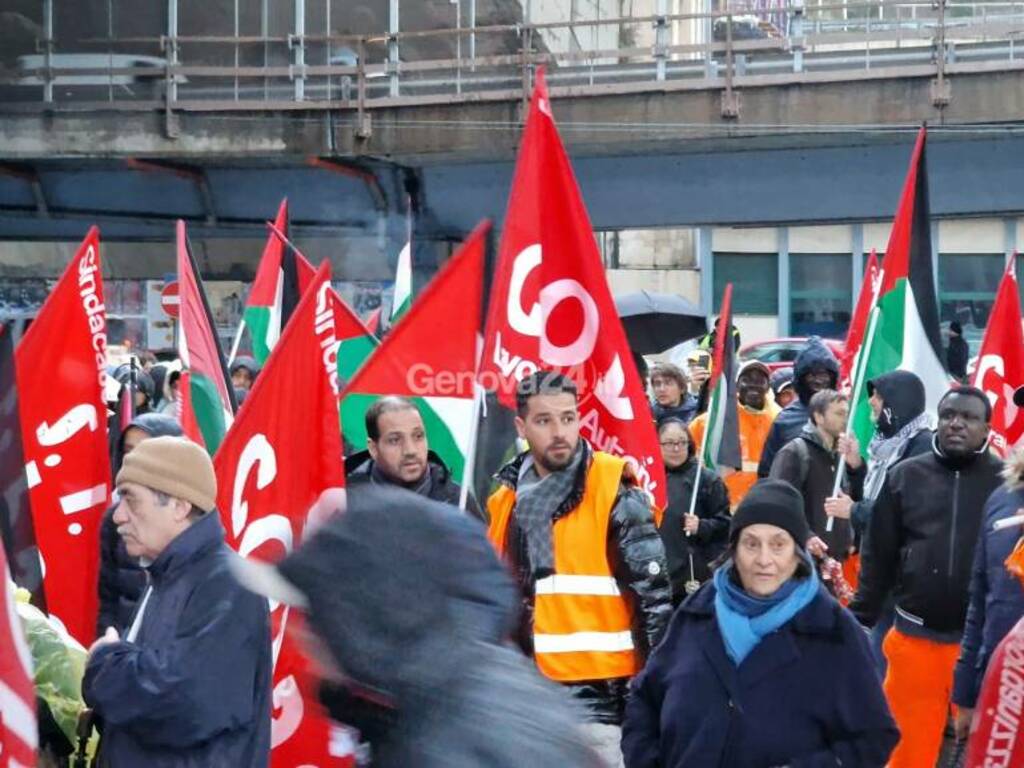 https://www.ivg.it/photogallery_new/images/2024/02/manifestazione-sicobas-contro-la-guerra-varchi-portuali-849681.large.jpg