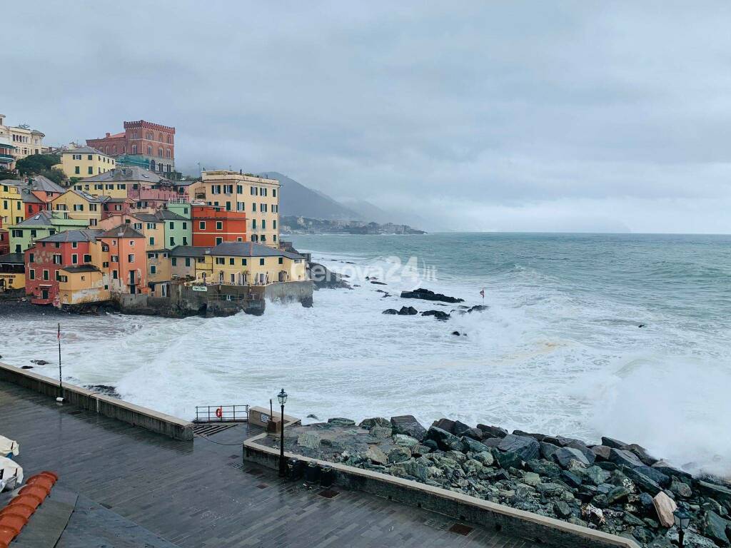Mareggiata a Genova, le immagini dal Levante cittadino