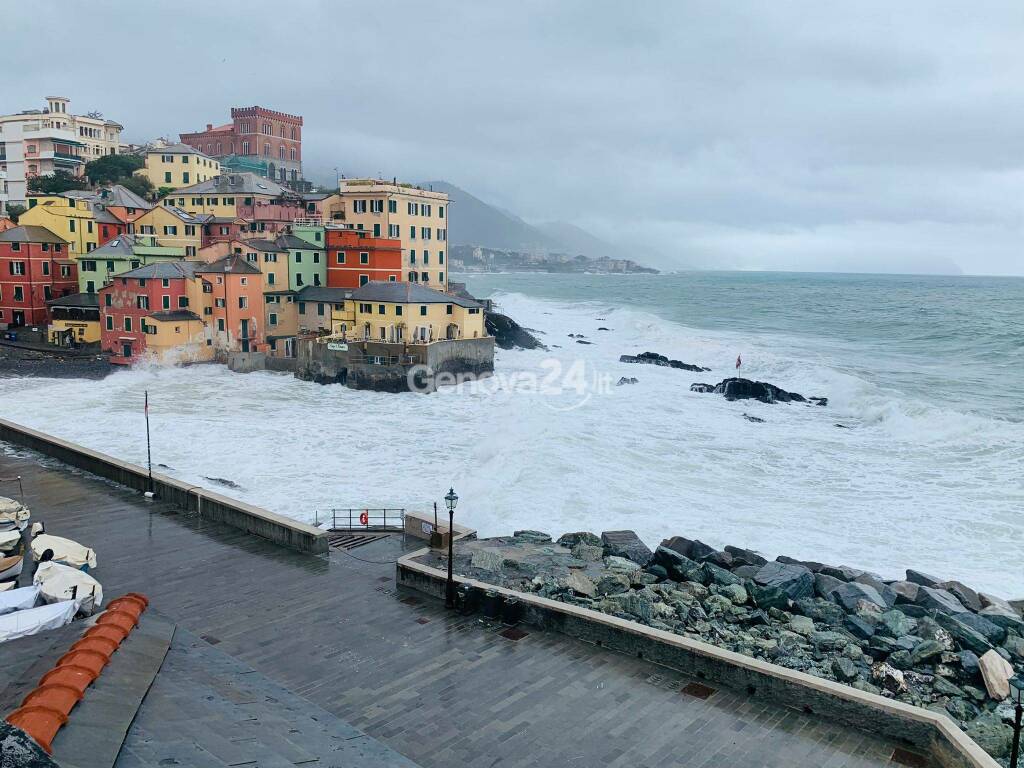 Mareggiata a Genova, le immagini dal Levante cittadino