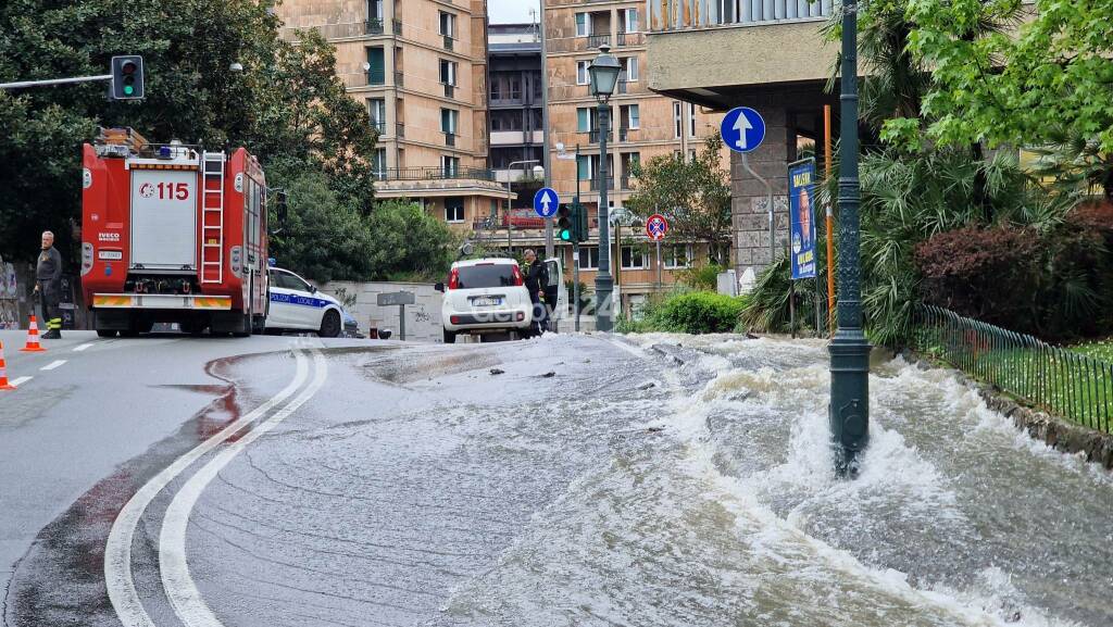 Si rompe un tubo, allagamento a Corvetto: strade come fiumi, chiusure al traffico