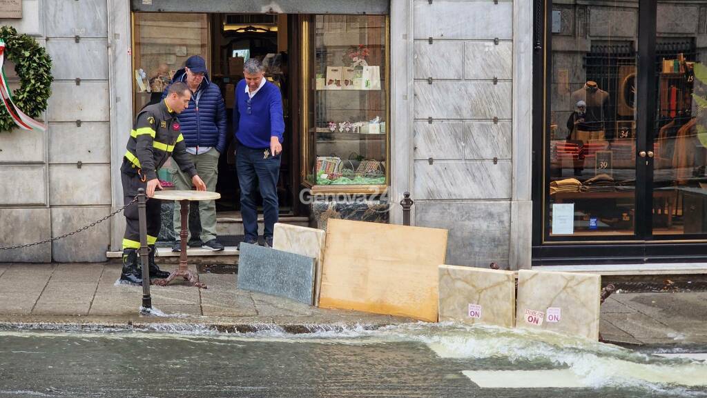 Si rompe un tubo, allagamento a Corvetto: strade come fiumi, chiusure al traffico