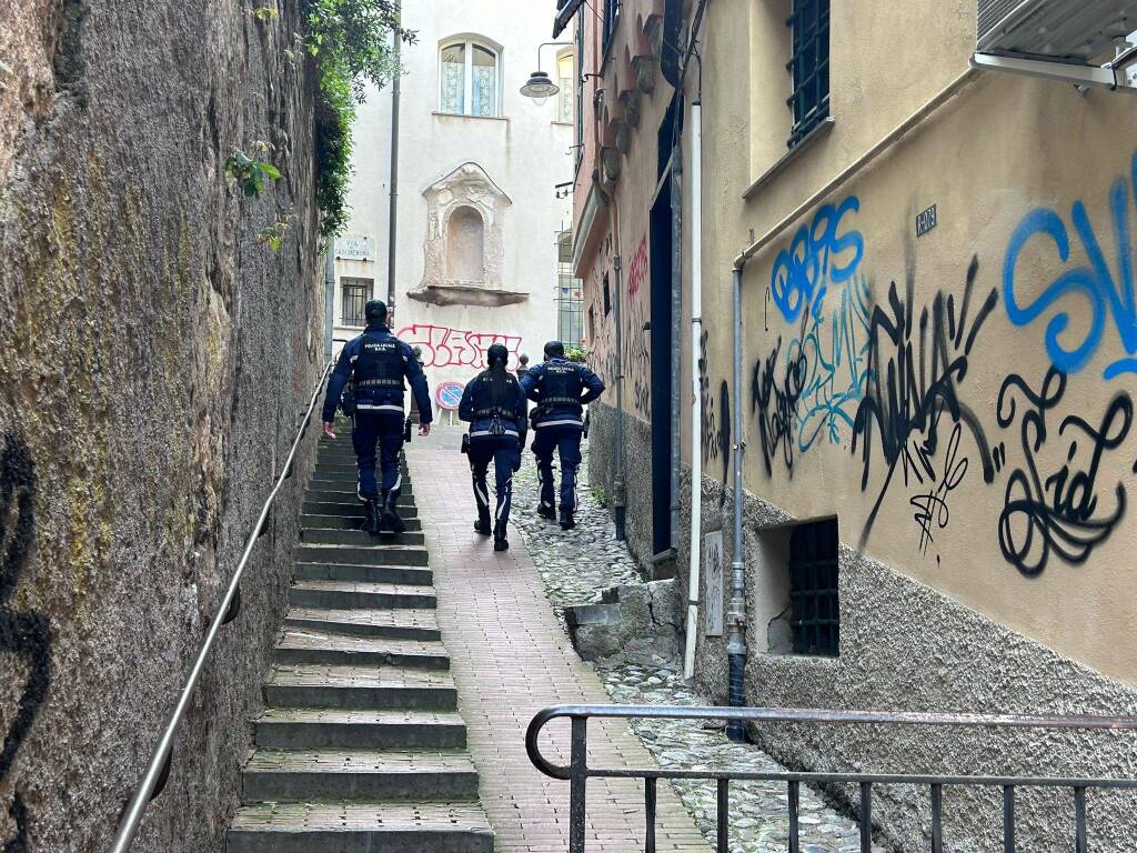 polizia locale centro storico vicoli scritte