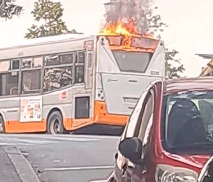 autobus in fiamme a Oregina