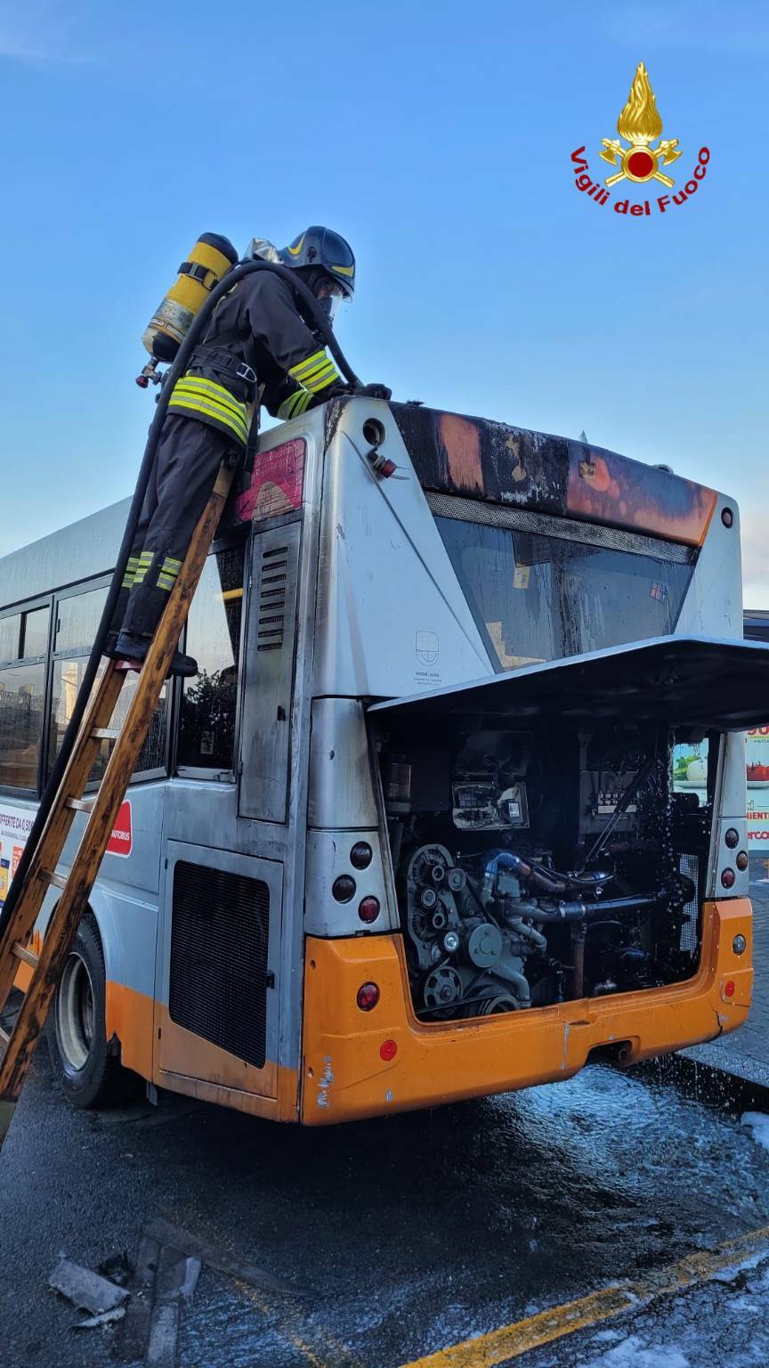 autobus in fiamme a Oregina