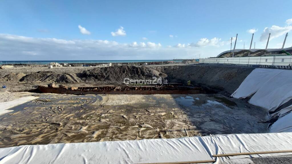 Relitto nave emerge da piazzale Kennedy