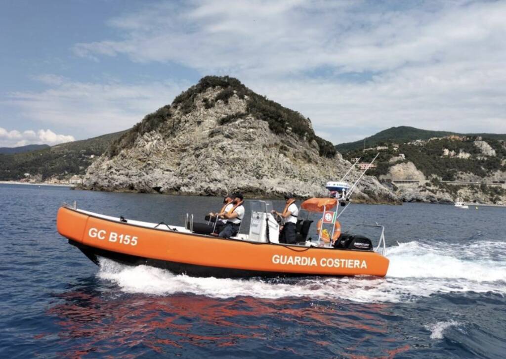 guardia costiera motovedetta generica giorno capitaneria Porto 