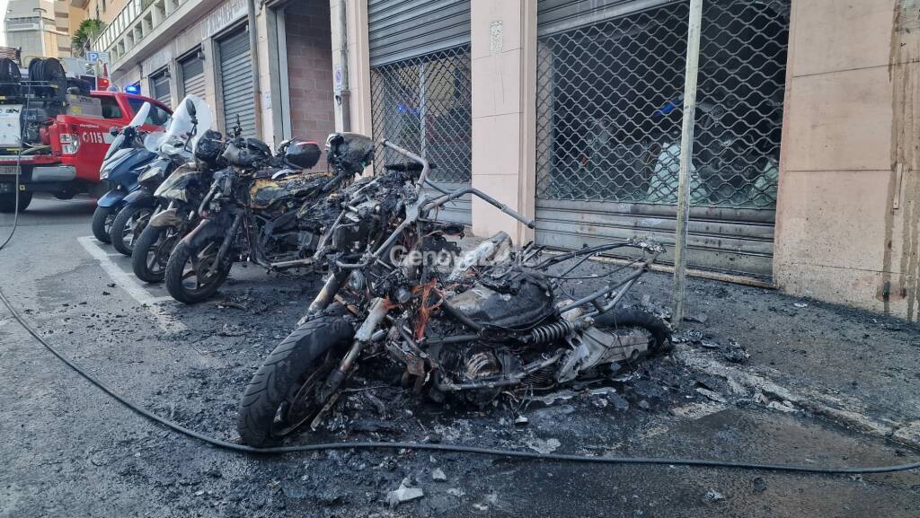 Incendio in corso Monte Grappa, in fiamme alcune moto