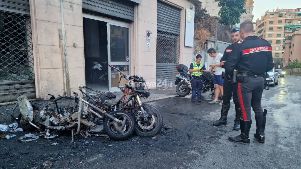 Incendio in corso Monte Grappa, in fiamme alcune moto