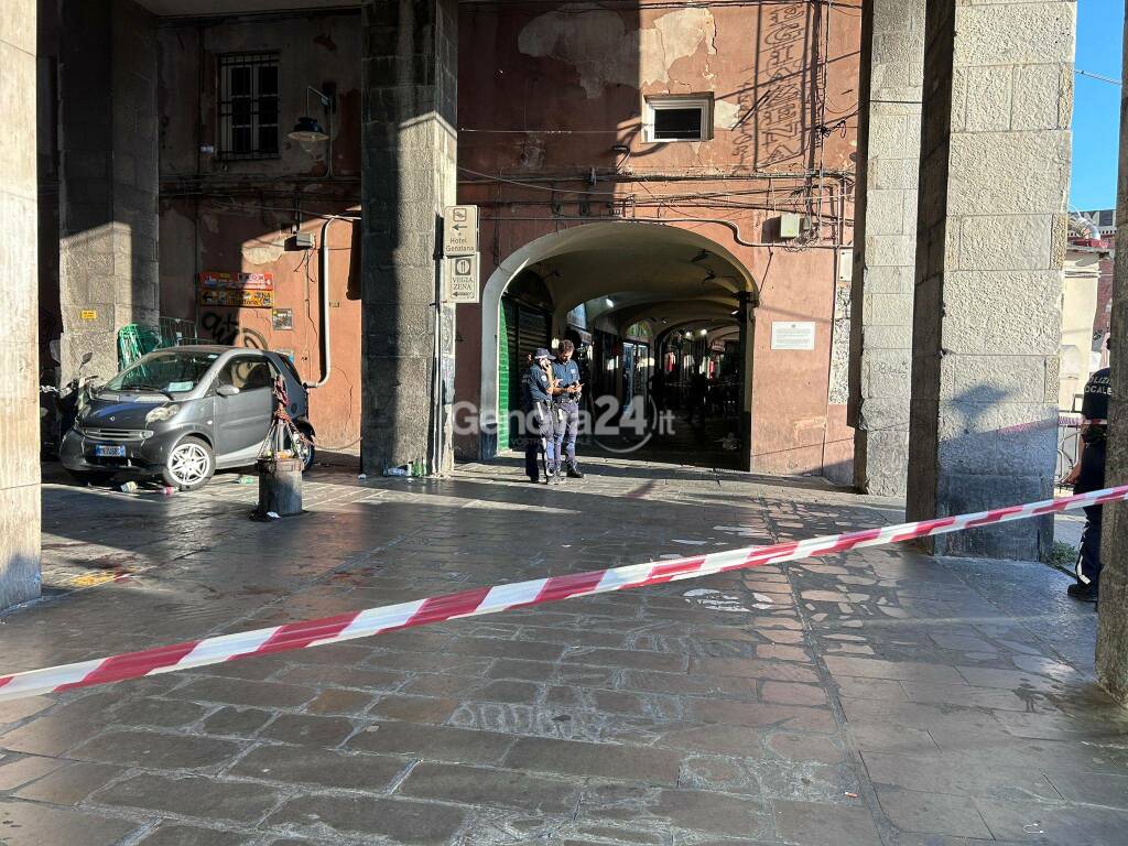 Accoltellamento in Sottoripa, uomo in fin di vita in ospedale