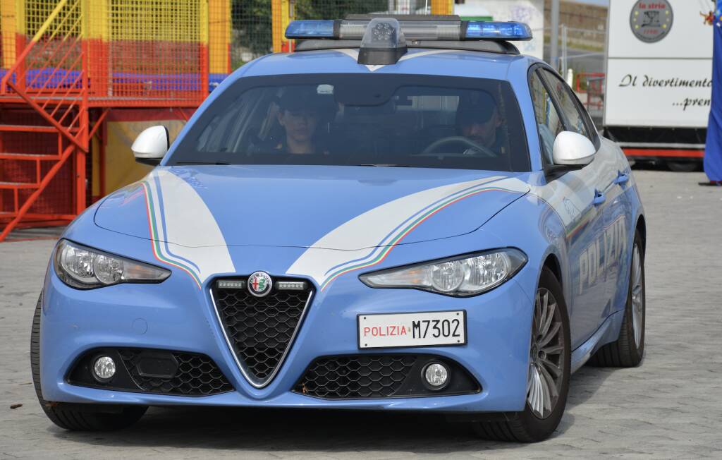 polizia stato volante agenti giorno macchina auto generica 