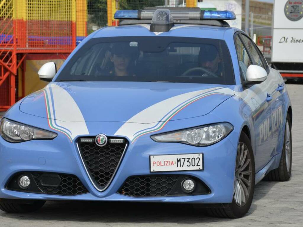 https://www.ivg.it/photogallery_new/images/2024/08/polizia-stato-volante-agenti-giorno-macchina-auto-generica-875413.large.jpg