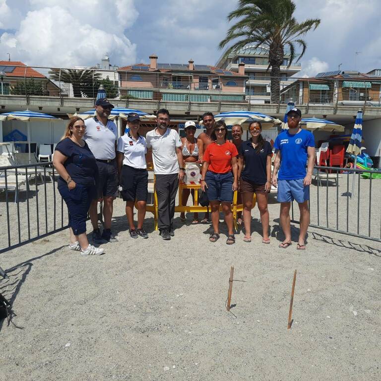 Tartaruga Caretta Caretta nidifica sulla spiaggia di Pietra Ligure