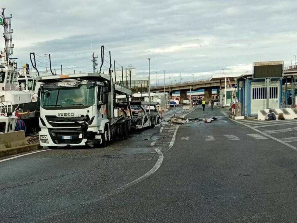 Savona, incidente al varco portuale: malore per l’autista, sversamento e chiusura temporanea