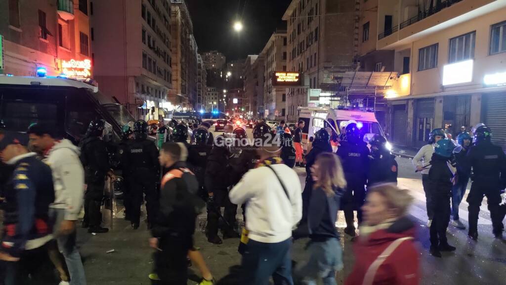 Derby ad alta tensione, scontri tra tifosi e guerriglia in corso De Stefanis