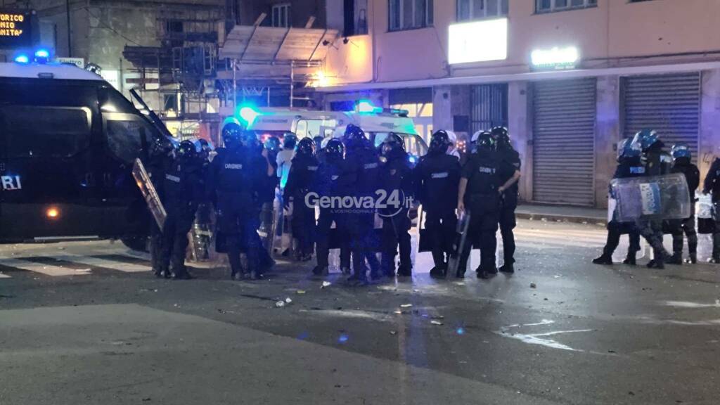 Derby ad alta tensione, scontri tra tifosi e guerriglia in corso De Stefanis