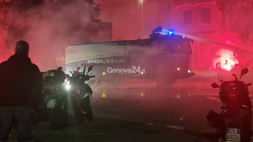 Derby ad alta tensione, scontri tra tifosi e guerriglia in corso De Stefanis