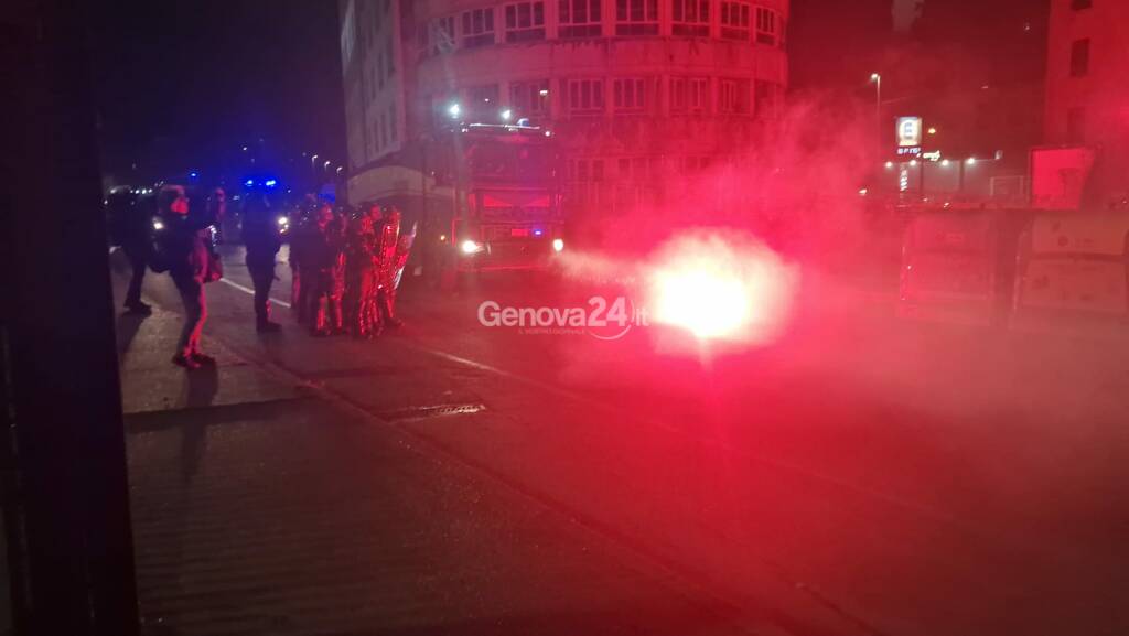 Derby ad alta tensione, scontri tra tifosi e guerriglia in corso De Stefanis