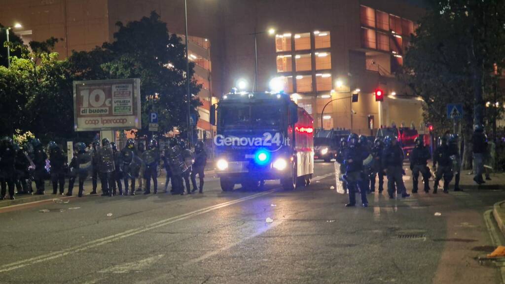 Derby ad alta tensione, scontri tra tifosi e guerriglia in corso De Stefanis